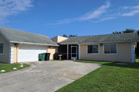 House in Port St. Lucie, Florida 3 bedrooms, 177.81 sq.m. № 2244048 - photo 2