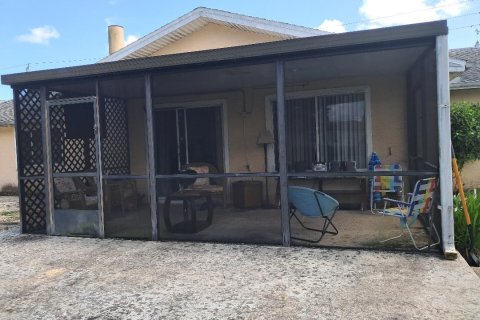 House in Port St. Lucie, Florida 3 bedrooms, 177.81 sq.m. № 2244048 - photo 12