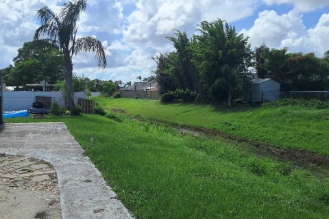 House in Port St. Lucie, Florida 3 bedrooms, 177.81 sq.m. № 2244048 - photo 13