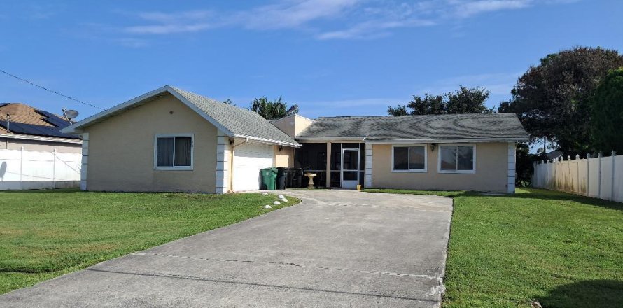 House in Port St. Lucie, Florida 3 bedrooms, 177.81 sq.m. № 2244048