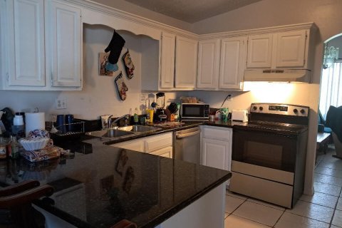 House in Port St. Lucie, Florida 3 bedrooms, 177.81 sq.m. № 2244048 - photo 7