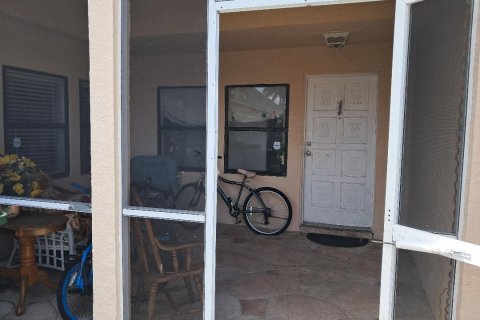 House in Port St. Lucie, Florida 3 bedrooms, 177.81 sq.m. № 2244048 - photo 3