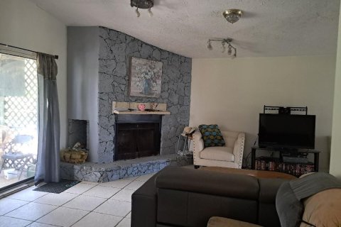 House in Port St. Lucie, Florida 3 bedrooms, 177.81 sq.m. № 2244048 - photo 5