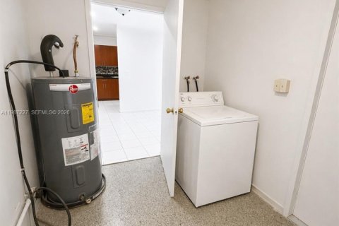 House in Lauderhill, Florida 3 bedrooms, 98.48 sq.m. № 2051622 - photo 4