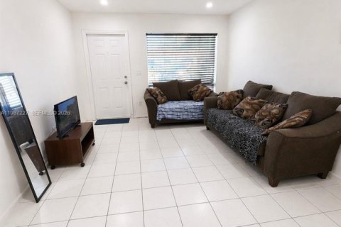 House in Lauderhill, Florida 3 bedrooms, 98.48 sq.m. № 2051622 - photo 2