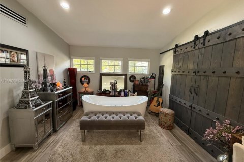 House in North Miami, Florida 2 bedrooms, 181.53 sq.m. № 1702819 - photo 28