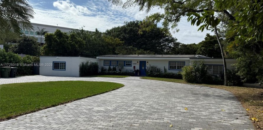 House in North Miami, Florida 2 bedrooms, 181.53 sq.m. № 1702819
