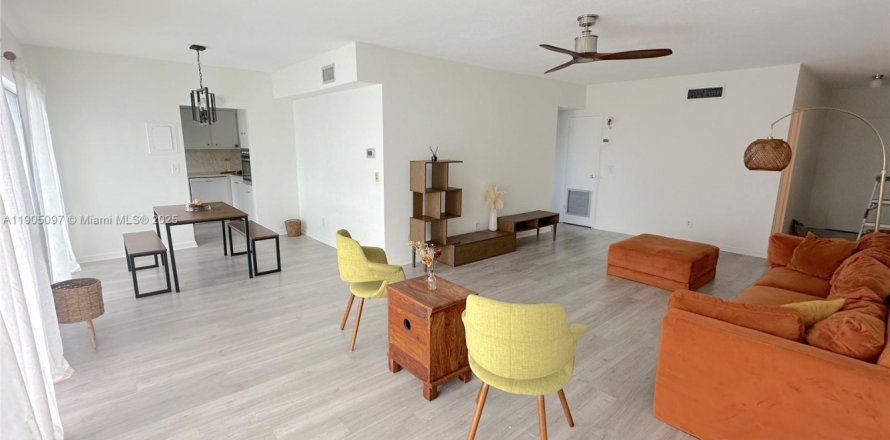 Кондоминиум с 1 спальней в Бей-Харбор-Айлендс, Флорида № 1964522