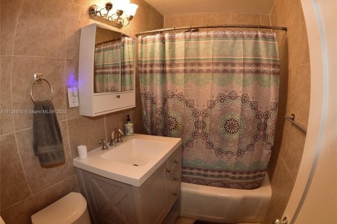House in Hollywood, Florida 3 bedrooms, 81.2 sq.m. № 1812152 - photo 22