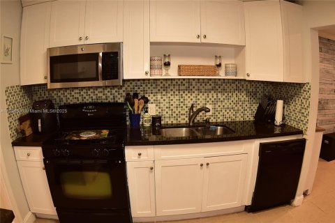 House in Hollywood, Florida 3 bedrooms, 81.2 sq.m. № 1812152 - photo 11