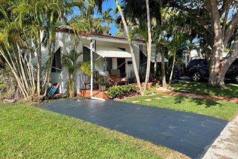 House in Hollywood, Florida 3 bedrooms, 81.2 sq.m. № 1812152 - photo 1