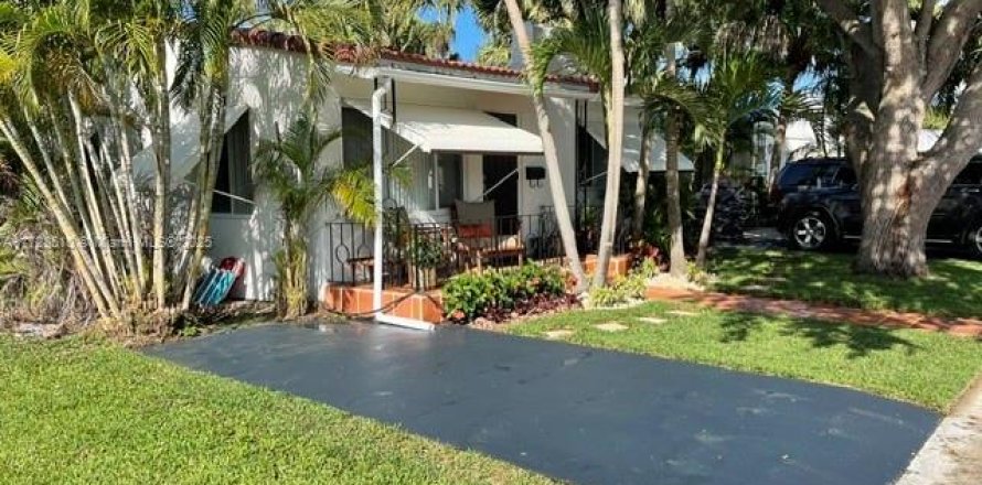 House in Hollywood, Florida 3 bedrooms, 81.2 sq.m. № 1812152