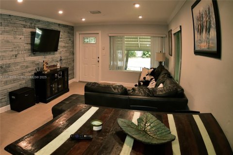 House in Hollywood, Florida 3 bedrooms, 81.2 sq.m. № 1812152 - photo 10