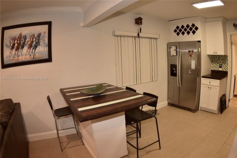 House in Hollywood, Florida 3 bedrooms, 81.2 sq.m. № 1812152 - photo 13