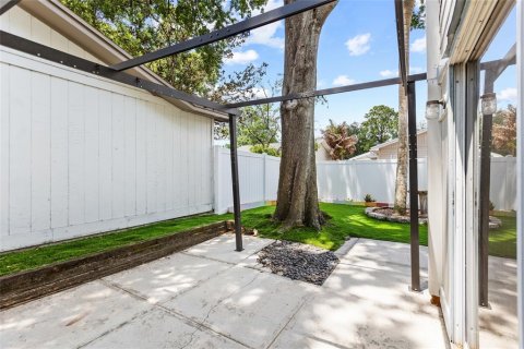 House in Temple Terrace, Florida 3 bedrooms, 146.41 sq.m. № 2137099 - photo 22