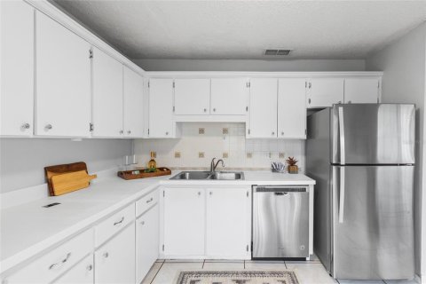 House in Temple Terrace, Florida 3 bedrooms, 146.41 sq.m. № 2137099 - photo 15