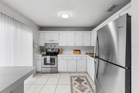 House in Temple Terrace, Florida 3 bedrooms, 146.41 sq.m. № 2137099 - photo 10