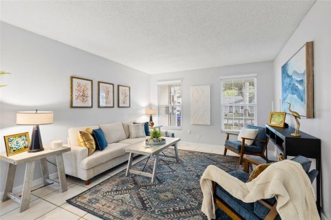 House in Temple Terrace, Florida 3 bedrooms, 146.41 sq.m. № 2137099 - photo 5