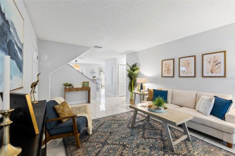 House in Temple Terrace, Florida 3 bedrooms, 146.41 sq.m. № 2137099 - photo 6