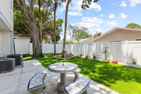 House in Temple Terrace, Florida 3 bedrooms, 146.41 sq.m. № 2137099 - photo 25