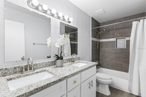 House in Temple Terrace, Florida 3 bedrooms, 146.41 sq.m. № 2137099 - photo 17