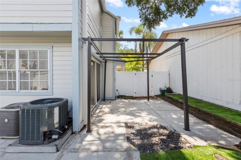 House in Temple Terrace, Florida 3 bedrooms, 146.41 sq.m. № 2137099 - photo 23