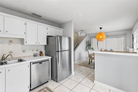 House in Temple Terrace, Florida 3 bedrooms, 146.41 sq.m. № 2137099 - photo 12