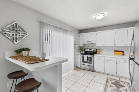 House in Temple Terrace, Florida 3 bedrooms, 146.41 sq.m. № 2137099 - photo 11