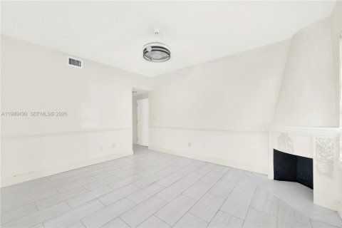 Condominio en venta en Miami Beach, Florida, 2 dormitorios, 73.39 m2 № 2043764 - foto 6