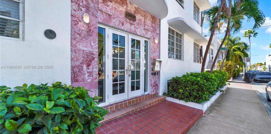 Condominio en Miami Beach, Florida, 2 dormitorios  № 2043764