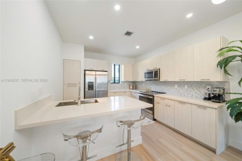 Townhouse in Doral, Florida 3 bedrooms, 179.21 sq.m. № 2002298 - photo 11