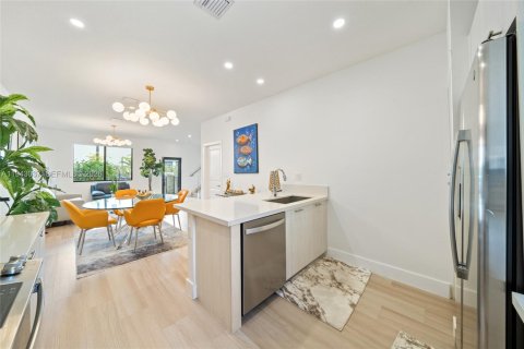 Townhouse in Doral, Florida 3 bedrooms, 179.21 sq.m. № 2002298 - photo 13