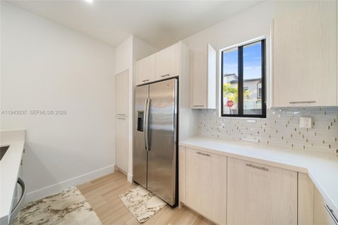 Townhouse in Doral, Florida 3 bedrooms, 179.21 sq.m. № 2002298 - photo 14