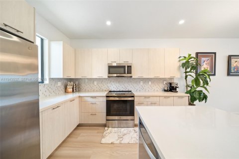 Townhouse in Doral, Florida 3 bedrooms, 179.21 sq.m. № 2002298 - photo 12