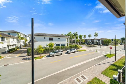 Townhouse in Doral, Florida 3 bedrooms, 179.21 sq.m. № 2002298 - photo 24