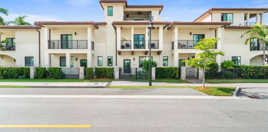 Townhouse in Doral, Florida 3 bedrooms, 179.21 sq.m. № 2002298