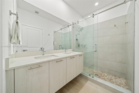 Townhouse in Doral, Florida 3 bedrooms, 179.21 sq.m. № 2002298 - photo 21