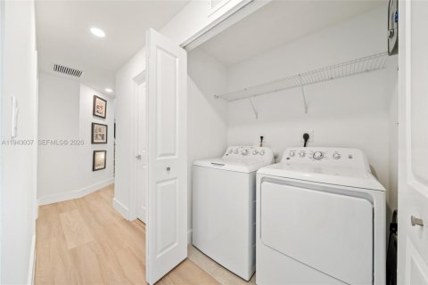 Townhouse in Doral, Florida 3 bedrooms, 179.21 sq.m. № 2002298 - photo 25