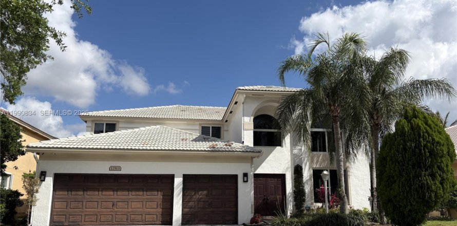 Casa en Pembroke Pines, Florida 4 dormitorios, 305.09 m2 № 2052571