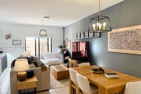 Touwnhouse à vendre à Miami, Floride: 3 chambres, 128.02 m2 № 2027325 - photo 16