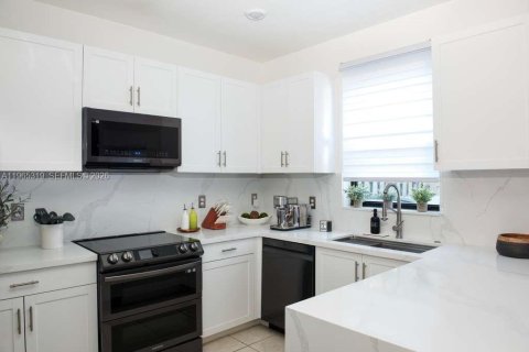 Touwnhouse à vendre à Miami, Floride: 3 chambres, 128.02 m2 № 2027325 - photo 3