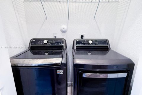 Touwnhouse à vendre à Miami, Floride: 3 chambres, 128.02 m2 № 2027325 - photo 24