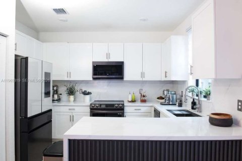 Touwnhouse à vendre à Miami, Floride: 3 chambres, 128.02 m2 № 2027325 - photo 4