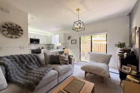 Touwnhouse à vendre à Miami, Floride: 3 chambres, 128.02 m2 № 2027325 - photo 12