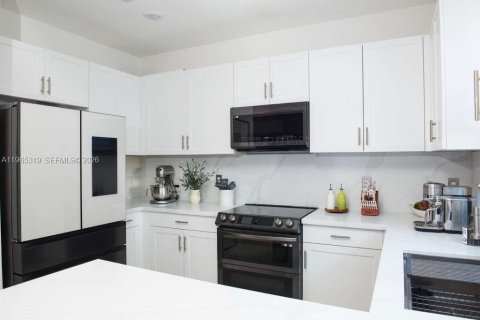 Touwnhouse à vendre à Miami, Floride: 3 chambres, 128.02 m2 № 2027325 - photo 2