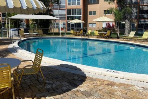 Купить кондоминиум в Тамарак, Флорида 2 спальни, 85.47м2, № 2182767 - фото 16