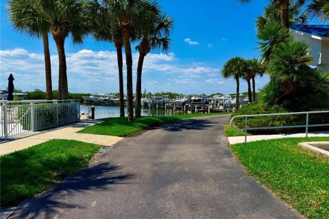 Condo in Hutchinson Island South, Florida, 2 bedrooms  № 2122740 - photo 23