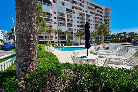 Condo in Hutchinson Island South, Florida, 2 bedrooms  № 2122740 - photo 24