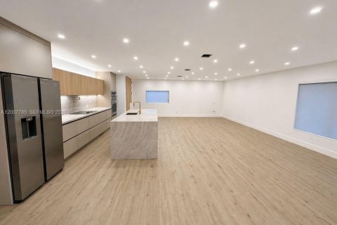 Casa en venta en Miami, Florida, 4 dormitorios, 171.78 m2 № 2170855 - foto 3