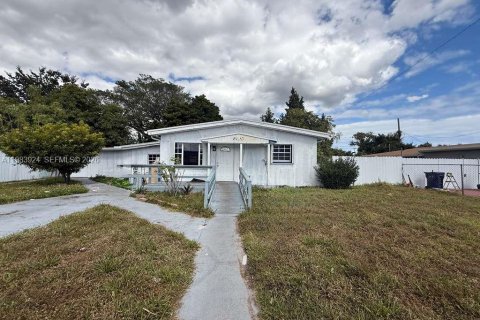 Дом в Майами, Флорида 4 спальни, 139.26м2 № 2048443